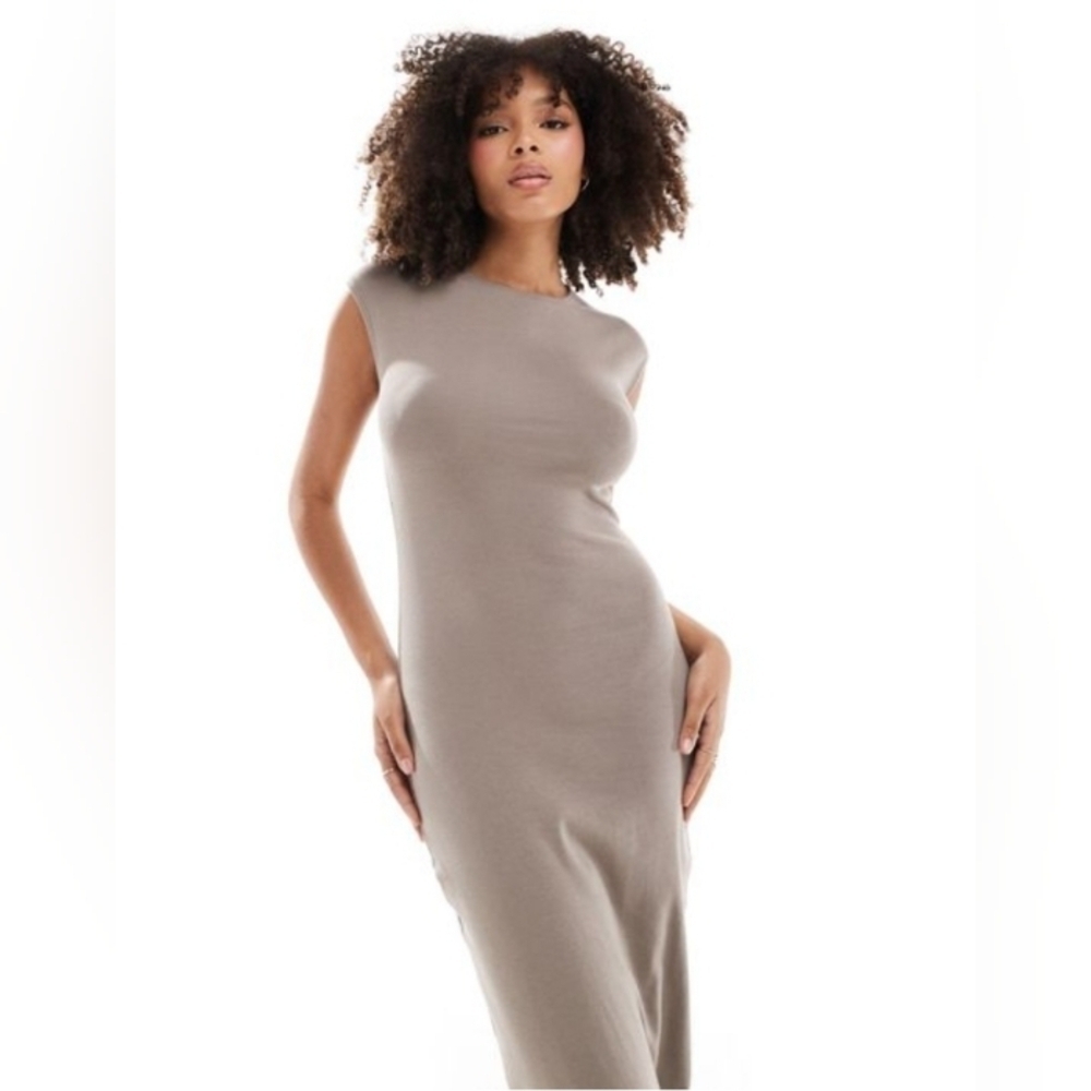 Soft maxi pencil dress. Has lining.